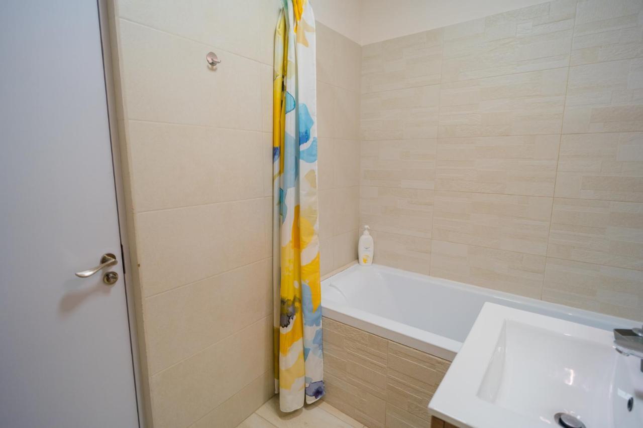 Cozy & Spacious 2Br Apartment With Netflix Bucareste Exterior foto