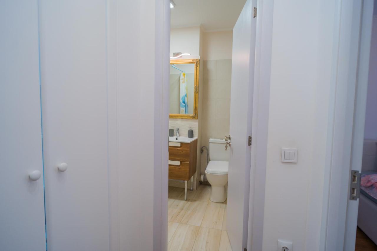 Cozy & Spacious 2Br Apartment With Netflix Bucareste Exterior foto