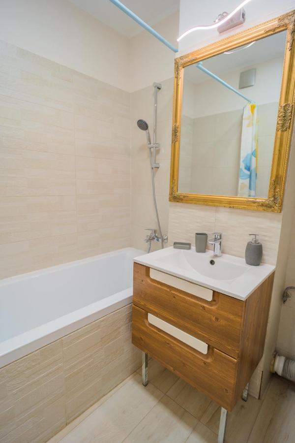 Cozy & Spacious 2Br Apartment With Netflix Bucareste Exterior foto